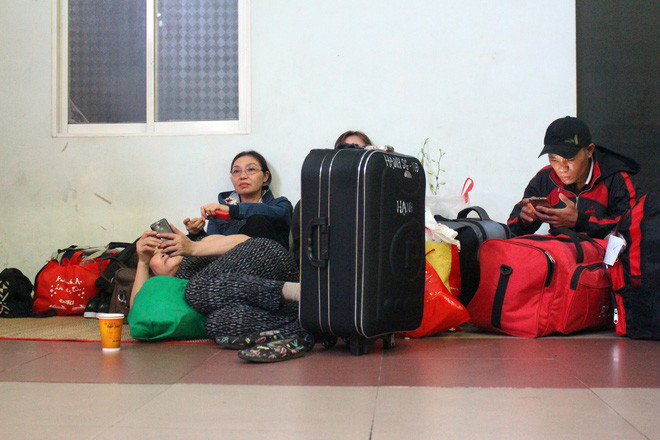 Đường sắt Bắc - Nam đã được thông tuyến sau khi hoàn tất khắc phục xong sự cố nhưng tình trạng chậm trễ chuyến tàu từ ga Sài Gòn vẫn chưa thể giải quyết nhanh gọn nên khu vực bên trong và ngoài nhà ga luôn chật kín người chờ đợi.