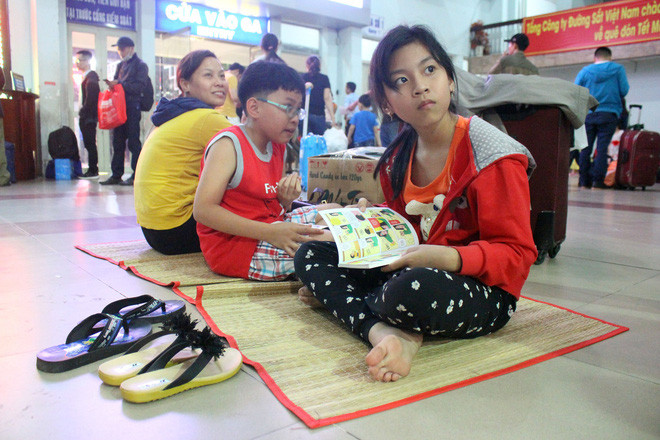 Nhiều đứa trẻ cùng bố mẹ về quê ăn Tết cũng bị rơi vào cảnh ngủ ở ga tàu.