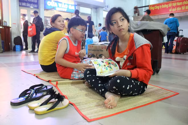 Nhiều đứa trẻ cùng bố mẹ về quê ăn Tết cũng bị rơi vào cảnh ngủ ở ga tàu.
