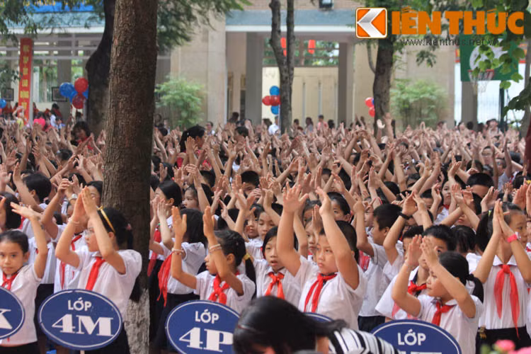 Hinh anh Khai giang Nam hoc moi an tuong o Tieu hoc Nghia Tan-Hinh-7