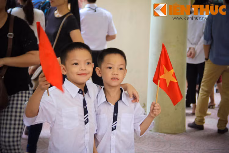 Hinh anh Khai giang Nam hoc moi an tuong o Tieu hoc Nghia Tan-Hinh-9