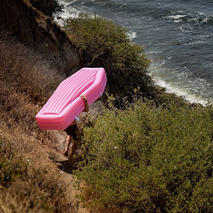 Chiếc phao này là ý tưởng của Andrew Greenbaum và Ian Felton thiết kế, được cải tiến khi lắp thêm các cạnh và có nắp tháo rời cho phép bạn "lạc trôi" trong yên bình mà không lo xáo trộn từ thế giới bên ngoài.