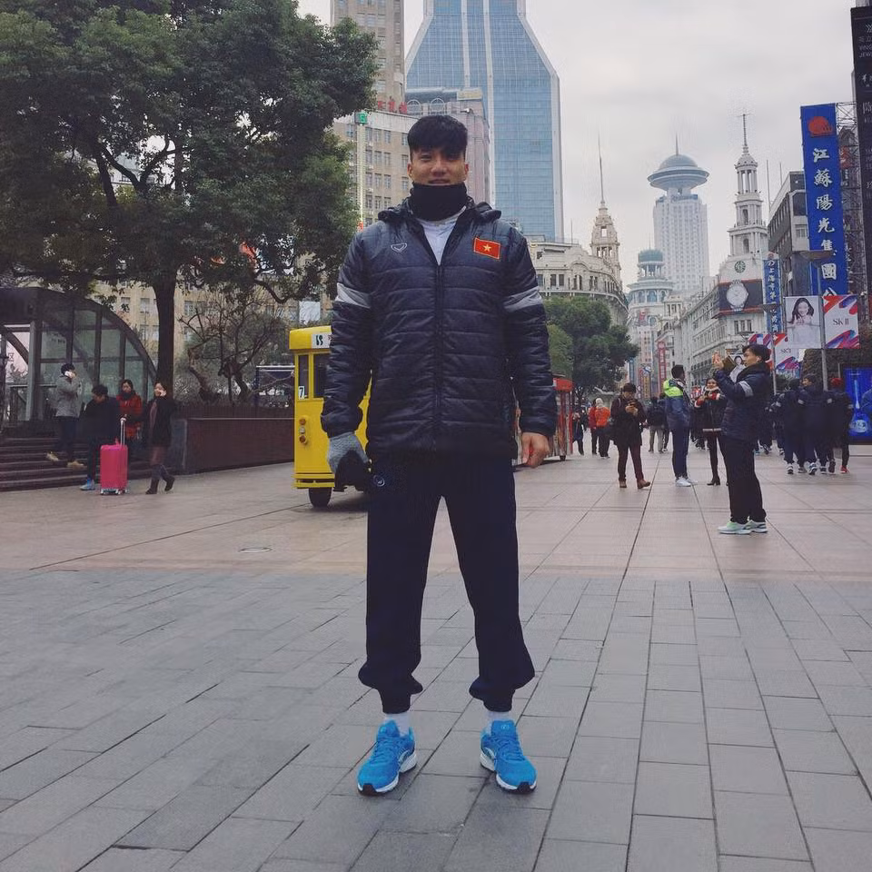 Nguyễn Văn Hoàng sinh năm 1995 tại Tân Kỳ, Nghệ An và được phát hiện từ lò VSH. Sau khi cùng CLB Sài Gòn thăng hạng, Văn Hoàng chỉ là thủ môn số 2 cho thủ thành Tống Đức An. Phải đợi đến mùa giải 2016, Văn Hoàng mới có màn ra mắt ở trận hòa Hải Phòng 3-3, sau đó có thêm 3 trận bắt chính và một trận vào sân từ băng ghế dự bị.