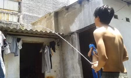 Dùng nước để mát mái nhà cũng là một hình thức giảm nhiệt được nhiều người sử dụng và chia sẻ rộng rãi trong khắp cộng đồng mạng.