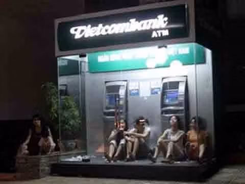 Tư tưởng lớn gặp nhau và điểm hẹn tránh nóng là cây ATM gần nhà. Ảnh: Sưu tầm Facebook.