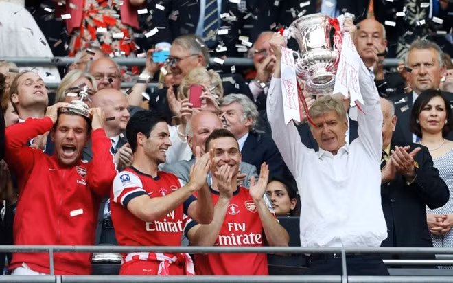 Arsene Wenger là HLV gắn bó với Arsenal lâu nhất trong lịch sử CLB này. Mỗi năm HLV người Pháp này bỏ vào két của mình 8,3 triệu bảng tiền lương.