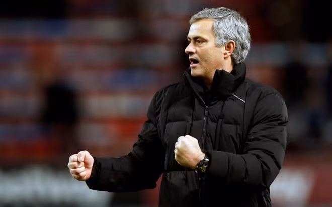 Dẫn đầu trong danh sách HLV hưởng lương cao nhất thế giới là Jose Mourinho. HLV của Chelsea đang hưởng mức lương 13,2 triệu bảng/mùa. Trong mùa giải này, ông chứng tỏ Chelsea đã không phí tiền trả lương cho mình khi giúp Chelsea vững vàng trên ngôi đầu BHX Premier League.