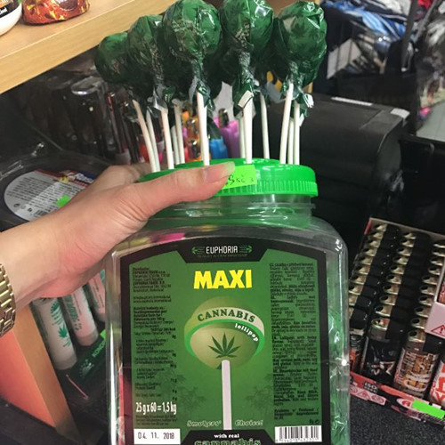 Chỉ bằng vài thao tác đơn giản trên mạng xã hội, dân mạng có thể kiếm ra hàng trăm, hàng ngàn những shop online bán bóng cười, cần sa theo nhiều dạng như kẹo, bánh hay nguyên chất.