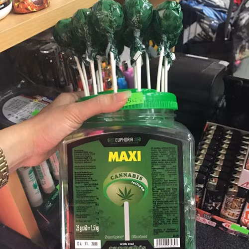 Chỉ bằng vài thao tác đơn giản trên mạng xã hội, dân mạng có thể kiếm ra hàng trăm, hàng ngàn những shop online bán bóng cười, cần sa theo nhiều dạng như kẹo, bánh hay nguyên chất.