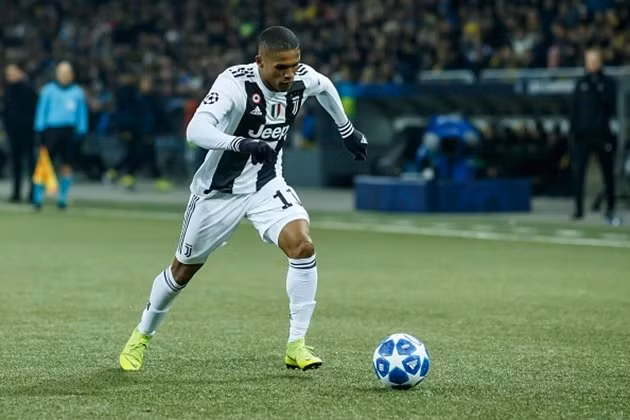 Chuyển nhượng bóng đá từ Manchester Everning News, M.U đã đặt lên bàn đàm phán số tiền 54 triệu bảng Anh để thuyết phục Juventus nhả cầu thủ chạy cánh Douglas Costa.
