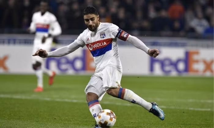  Chuyển nhượng bóng đá mới nhất từ L’Equipe, BLĐ Chelsea đã bắt tay vào việc săn tìm 1 ngòi nổ thượng thặng. Mục tiêu mà The Blues vừa bắt đầu đàm phán chính là đội trưởng Lyon, Nabil Fekir.