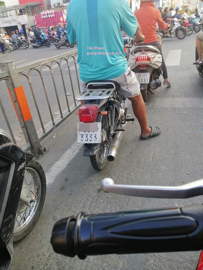 Tuy nhiên, một điều trớ trêu rằng, nhiều người đã sắm được xe đẹp và họ muốn trọn vẹn thì sẽ phải bốc biển số xe đẹp cho hợp. Nhưng những chiếc biển số lại được quyết định do sự may mắn của người ấn nút quay.