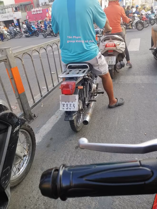 Tuy nhiên, một điều trớ trêu rằng, nhiều người đã sắm được xe đẹp và họ muốn trọn vẹn thì sẽ phải bốc biển số xe đẹp cho hợp. Nhưng những chiếc biển số lại được quyết định do sự may mắn của người ấn nút quay.