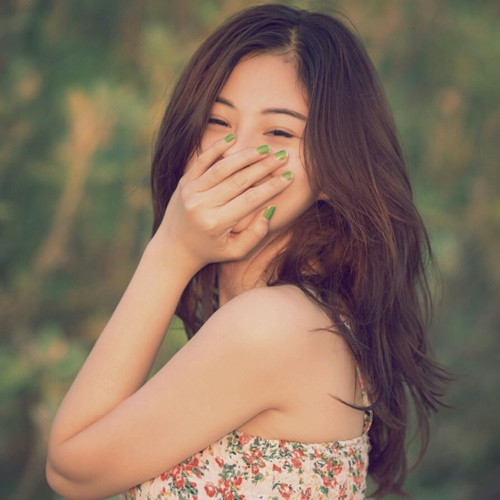 Nhiều người đánh giá, cô nàng sở hữu một nét đẹp "lai lai", da trắng môi hồng vô cùng xinh xắn.