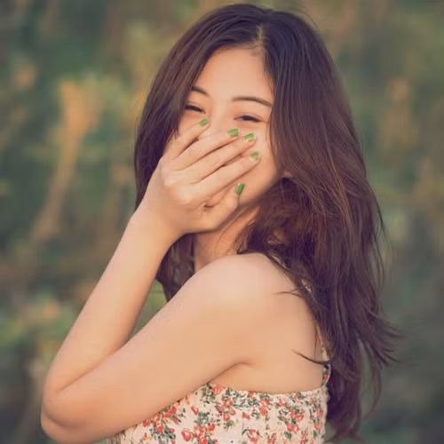 Nhiều người đánh giá, cô nàng sở hữu một nét đẹp "lai lai", da trắng môi hồng vô cùng xinh xắn.