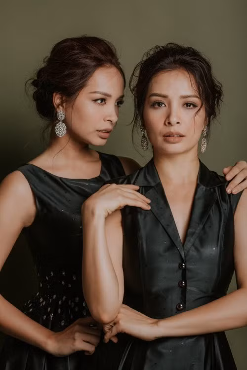 Thúy Hằng và Thúy Hạnh là cặp đôi mẫu song sinh quen thuộc và được mến mộ trong giới thời trang từ thập niên 1990 bởi vẻ đẹp rạng rỡ, góc cạnh và đầy cá tính. Vẻ đẹp của cặp chị em song sinh tỏa sáng như một hiện tượng lạ, đã làm thay đổi chuẩn mực về cái đẹp trong làng người mẫu lúc bấy giờ. Tên tuổi của họ xuất hiện tràn ngập trên nhiều trang báo, trở thành cặp đôi ấn tượng ở hầu hết các show trình diễn thời trang trong nước.