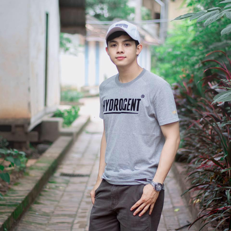 Việc được đưa vào tầm ngắm và trở thành "cực phẩm" vô hình chung đã giúp chàng trai Lào - Thanousack Laddarvun bỗng trở nên vô cùng nổi tiếng trên mạng xã hội tại Việt Nam.