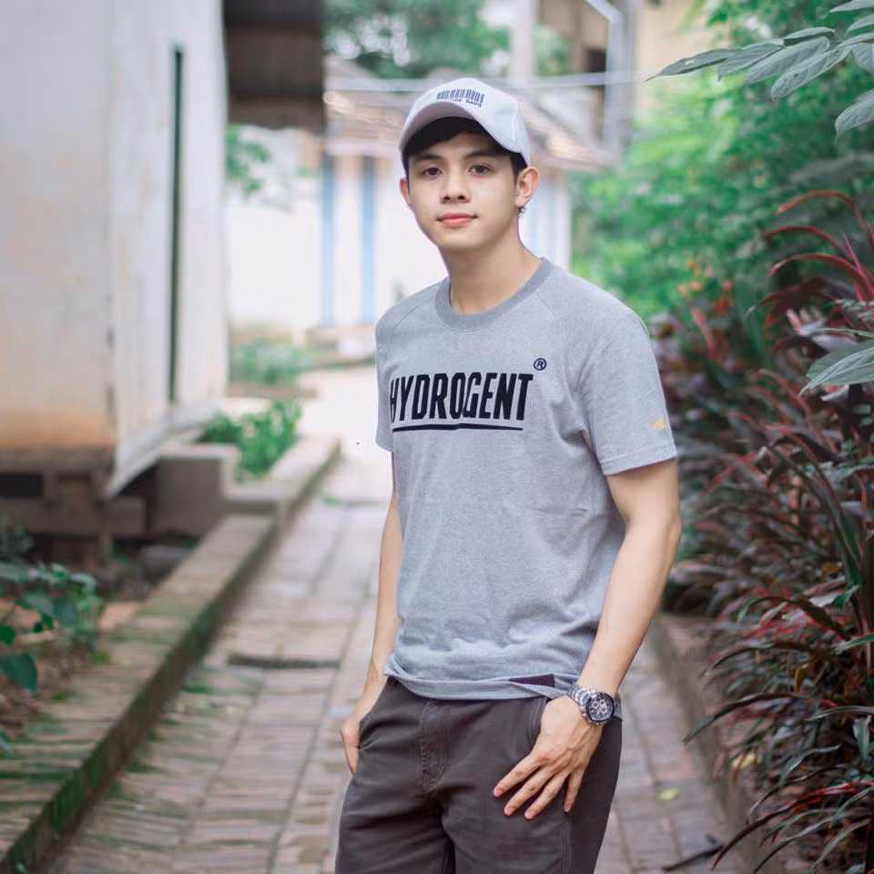 Việc được đưa vào tầm ngắm và trở thành "cực phẩm" vô hình chung đã giúp chàng trai Lào - Thanousack Laddarvun bỗng trở nên vô cùng nổi tiếng trên mạng xã hội tại Việt Nam.