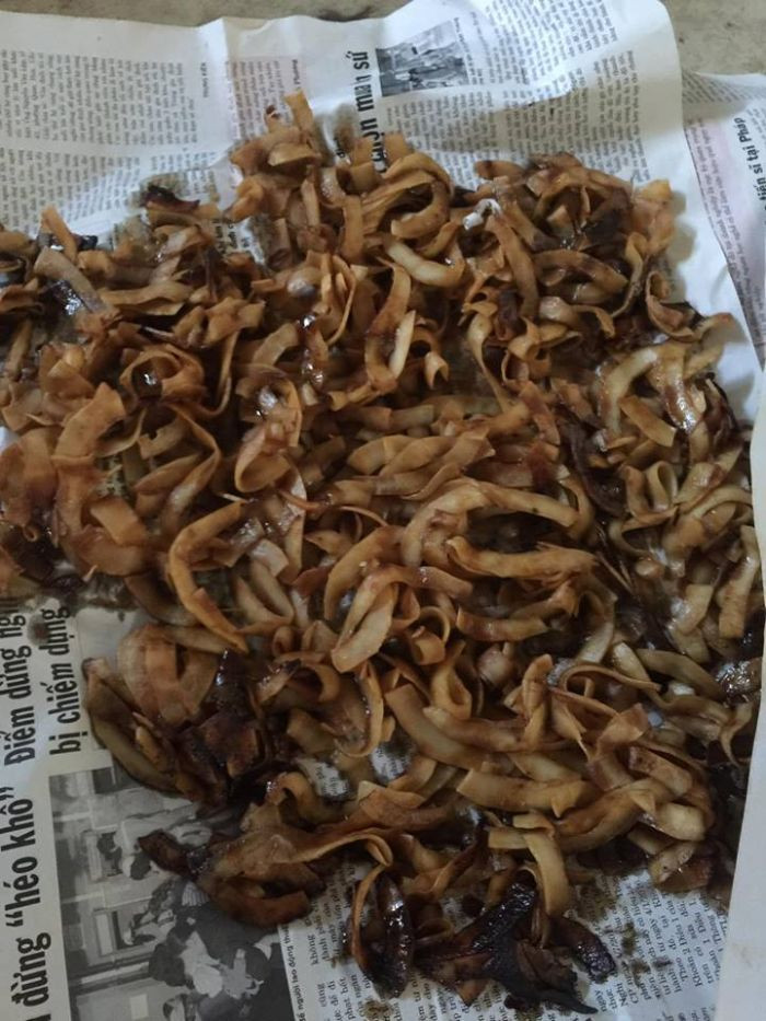 Mứt dừa vị cà phê sên chưa đủ độ khô nên để một chút đã bị ưởi và ướt trở lại