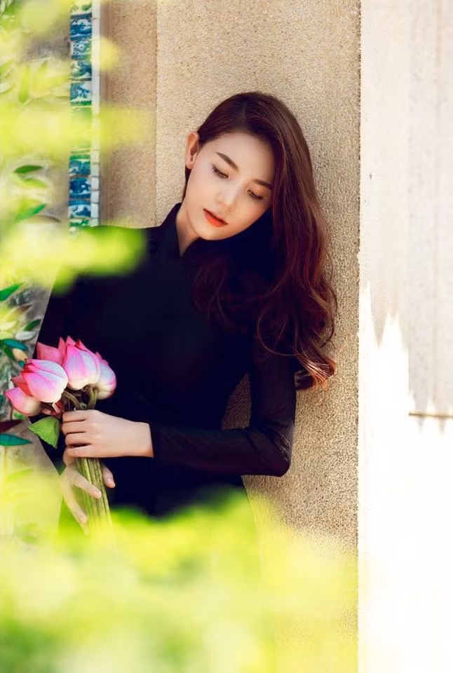 Trong chiếc áo dài thướt tha, người ngắm không chỉ chú ý tới khuôn mặt xinh đẹp mà còn thả mắt ngắm nhìn vóc dáng cân đối đến tuyệt vời của cô nàng xinh đẹp chốn Sài thành - Candy Bảo Hòa.