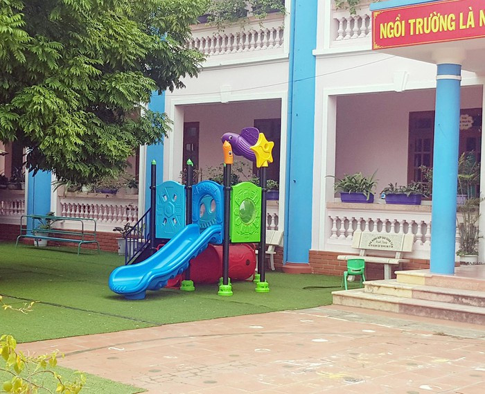 Hà Nội: Kẹt đầu khi chơi cầu trượt, bé trai gần 3 tuổi tử vong thương tâm Ha Noi: Ket dau khi choi cau truot, be trai gan 3 tuoi tu vong thuong tam