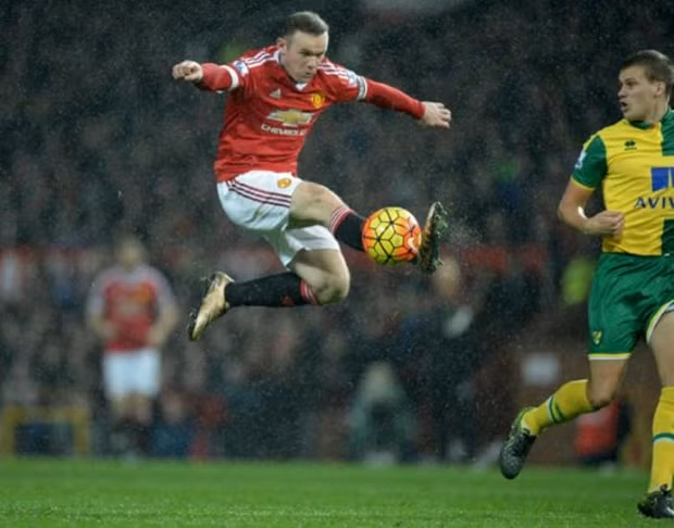 Đánh dấu trận thứ 500 cho Man United nhưng Rooney lại "tàng hình" trên sân Old Trafford trong trận đấu mà Man United để thua bất ngờ trước Norwich.