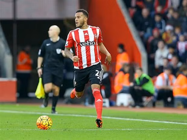 Bertrand không thể theo kèm Erik Lamela và là vị trí yếu nhất của Southampton trong trận thua 0-2 trước Tottenham..