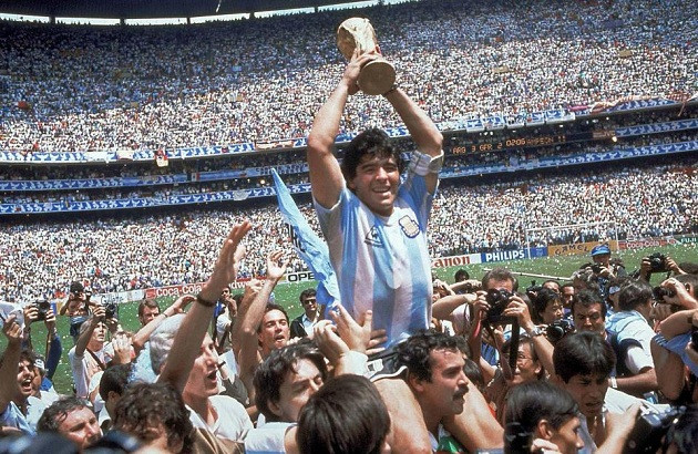 Maradona đã làm cả thế giới chết lặng ở World Cup 1986 trên đất Mexico. Anh có một pha đi bóng không tưởng, qua mặt 5 cầu thủ Anh mà đến nay các kênh truyền hình của thế giới phát đi phát lại. Trước đó, Maradona đã khiến thủ thành Peter Shilton trở thành "trò hề" với pha làm bàn bằng tay, sau này ông gọi là "Bàn tay của Chúa".
