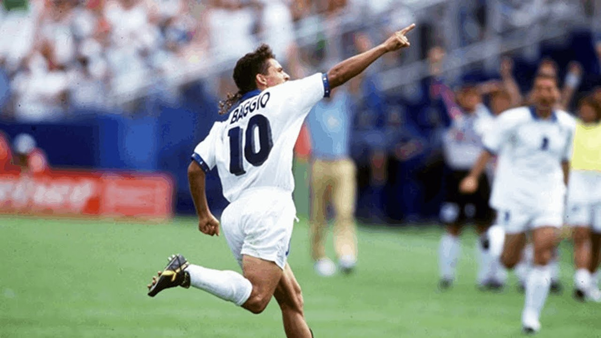 Với nhiều người, "đuôi ngựa thần thánh" Baggio cùng gương mặt thất thần, cúi gằm xuống sân là hiện thân của tuyển Italia trong những năm 90. Tài năng, hào hoa, nhưng lại vô duyên với những danh hiệu lớn.