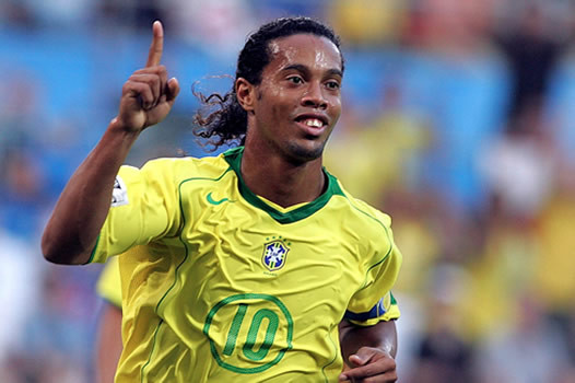 Ở World Cup 2002, Ronaldinho đã khiến cả thế giới phải ngả mũ thán phục với cú sút siêu đẳng vào lưới David Seaman ở trận Tứ kết. Đến giờ, người dân Brazil vẫn chưa tìm lại được một số 10 chơi phóng khoáng sau khi Ronaldinho giải nghệ.
