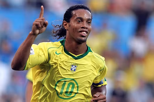 Ở World Cup 2002, Ronaldinho đã khiến cả thế giới phải ngả mũ thán phục với cú sút siêu đẳng vào lưới David Seaman ở trận Tứ kết. Đến giờ, người dân Brazil vẫn chưa tìm lại được một số 10 chơi phóng khoáng sau khi Ronaldinho giải nghệ.