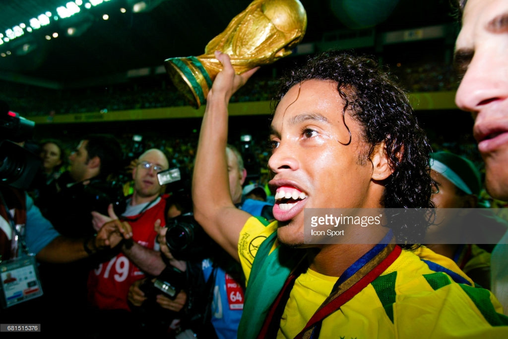 Với đôi chân ma thuật, Ronaldinho là hiện thân của thứ bóng đá vị nghệ thuật gần như đã biến mất ở bóng đá hiện đại.