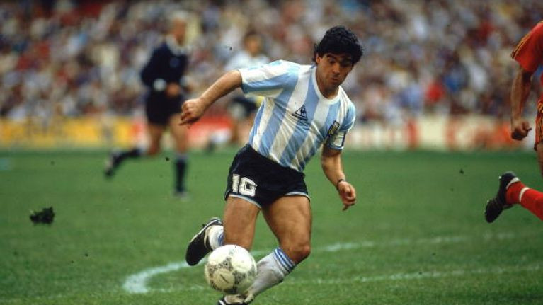 Tài đi đôi với tật, Maradona cũng chịu không ít tai tiếng vì lối sống buông thả. Tại World Cup 1994, ông bị phát hiện sử dụng chất cấm và sự nghiệp quốc tế của ông cũng kết thúc trong nước mắt.