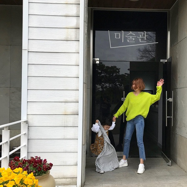 Tuy nhiên, đằng sau mỗi bức ảnh của Hye Ju là sự chỉ đạo và sắp xếp của người mẹ trẻ trung, xinh đẹp và thậm chí nhiều người còn so sánh bà mẹ trẻ Hàn Quốc này với các hot girl.