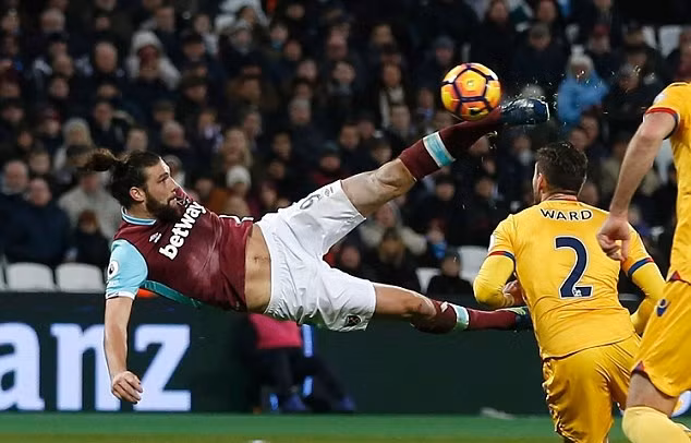Andy Carroll đắt khách châu Á: HLV Slaven Bilic tiết lộ rằng có rất nhiều đội bóng siêu giàu của Trung Quốc sẵn sàng trải thảm đỏ chào đón Carroll trong tương lai. Họ đã rất ấn tượng với những màn trình diễn của tiền đạo người Anh trong thời gian qua, đặc biệt là bàn thắng được bình chọn đẹp nhất tháng 1. Ảnh: EPL.com