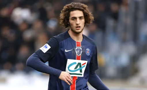 Adrien Rabiot mang tin mừng cho Arsenal, Real Madrid: Tiền vệ Paris Saint-Germain Adrien Rabiot thừa nhận anh sẽ xem xét những lời đề nghị từ các CLB lớn trong mùa Hè này. Adrien Rabiot năm nay 21 tuổi, là trụ cột của PSG. Anh đang từng bước chứng tỏ mình là một trong những tiền vệ trung tâm hàng đầu châu Âu. Ảnh: Goal.com