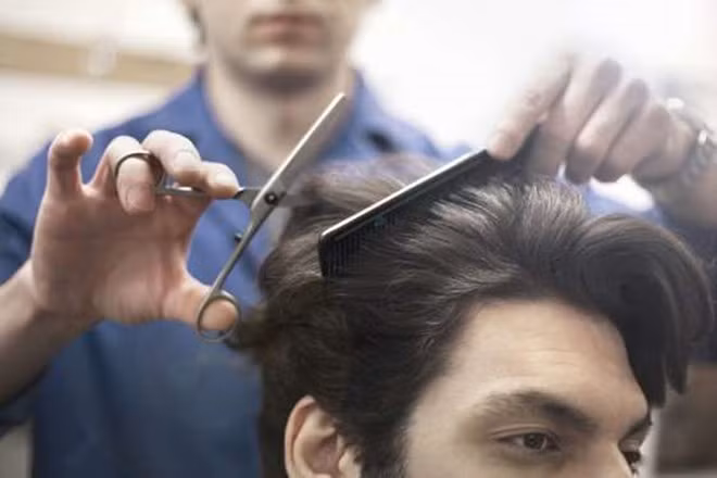 Cắt tóc. Giống như đa số người khác, có lẽ bạn thường đi thẳng luôn đến hiệu cắt tóc mà không cần suy nghĩ gì. Giá cả có thể tăng lên theo mỗi đợt nhưng thường người sử dụng dịch vụ lại không hề chú ý đến điều đó. Giờ đây, đã đến lúc bạn nên xem lại số tiền đã phải bỏ ra mỗi năm chỉ để chăm chút cho mái tóc của mình.