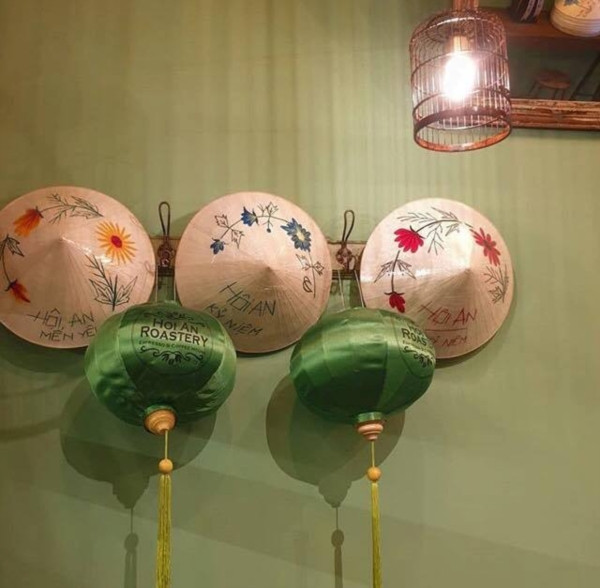 Trong quán cafe Việt tại Hàn Quốc, không gian bên trong cũng được bày trí theo phong cách truyền thống với tường xanh, bàn ghế gỗ và những đồ vật trang trí vô cùng bắt mắt.