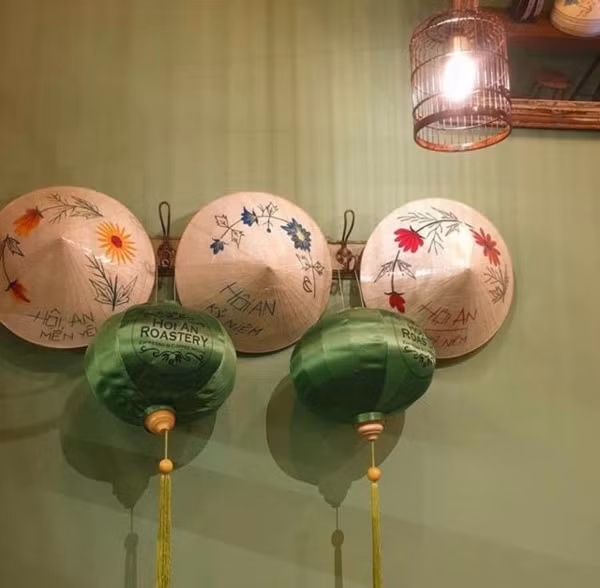 Trong quán cafe Việt tại Hàn Quốc, không gian bên trong cũng được bày trí theo phong cách truyền thống với tường xanh, bàn ghế gỗ và những đồ vật trang trí vô cùng bắt mắt.