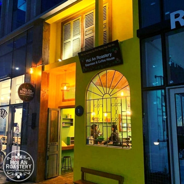 Tọa lạc giữa lòng thủ đô Seoul, quán cafe Việt - Hội An Roastery vẫn tạo nên nét đặc trưng bởi màu vàng chủ đạo với những cánh cửa gỗ mang hồn phố cổ.