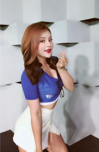 Không chỉ vậy, Trà My còn có cách riêng để tăng lượng tương tác trên trang cá nhân bằng cách thể hiện sự am hiểu của mình về bóng đá, khiến nhiều dân mạng và fan của cô bạn quê Hà Tĩnh này hào hứng tham gia bình luận.