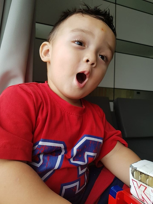 Những hình ảnh "làm trò" của Maximilian Vạn Herzog đã khiến nhiều người không nhịn được cười và phải dành những lời khen có cánh cho cậu bé lai Việt - Đức này. Ảnh trong bài: Fanpage nhân vật.