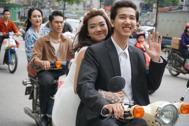 Theo nhiều người nhận xét, điểm nhấn của bộ ảnh lại không nằm ở chiếc xe chở cô dâu, chú rể mà nằm ở những người bạn cùng đón dâu. Họ trong trang phục khá cổ với áo sơ-mi và đặc biệt bên trong là áo lót trắng đúng theo style thời trang ngày xưa.