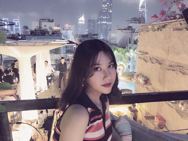 Ngọc Anh tiến hành một loạt các cuộc tiểu phẫu chuyển giới gồm nâng mũi, gọt hàm, trượt cằm, nâng ngực. Những đau đớn về thể xác nhanh chóng lùi lại, nhường chỗ cho cảm giác vui sướng, hạnh phúc khi được làm một cô gái thật sự.