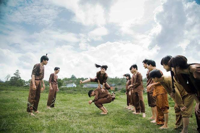 Nhảy ngựa cũng là một trò chơi đã làm nên bức ảnh tuổi thơ muôn màu của thế hệ 8X, 9X.