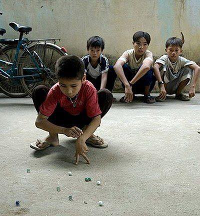 Những dụng cụ khá đơn giản như chiếc lon, hòn bi hay sợi dây cũng tạo nên trò chơi dân gian cực đỉnh của thế hệ 8X và 9X trước đây.