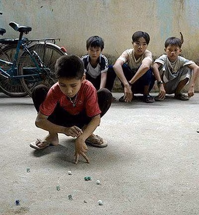 Những dụng cụ khá đơn giản như chiếc lon, hòn bi hay sợi dây cũng tạo nên trò chơi dân gian cực đỉnh của thế hệ 8X và 9X trước đây.