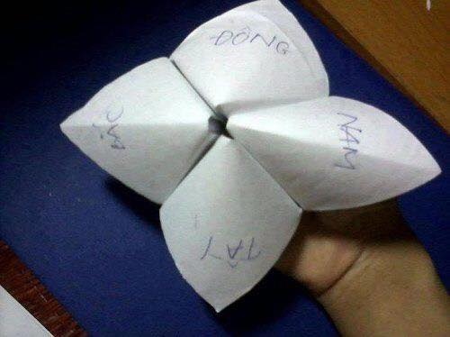 Chỉ đơn giản từ một mảnh giấy trò chơi "đông-tây-nam-bắc" cũng là dụng cụ để các bạn trẻ phân vai trong các phiên tòa hay cho bộ phim Tây Du Ký hoặc Hoàn Châu Cách Cách.