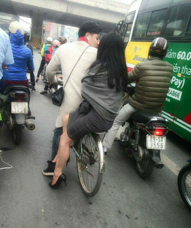 Sau khi chia sẻ lên mạng xã hội, bức ảnh "lạ" kia ngay lập tức thu hút rất nhiều sự quan tâm từ cư dân mạng với hàng ngàn lượt thích, chia sẻ và bình luận.