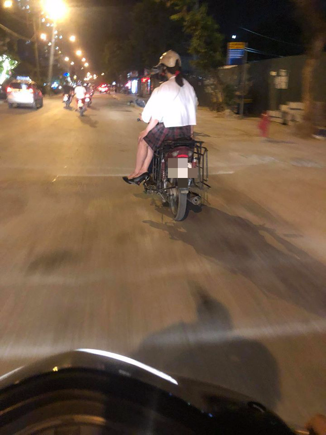 Tuy nhiên, trên mạng xã hội lại xuất hiện những hình ảnh rất đỗi ngọt ngào của cặp đôi ăn mặc thanh lịch, chở nhau trên chiếc xe máy cũ thậm chí vẫn còn có cả giá sắt chở hàng khiến nhiều người ghen tị.